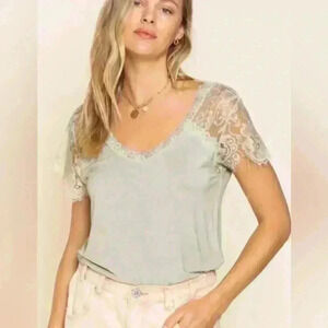 Lace shoulder tee
